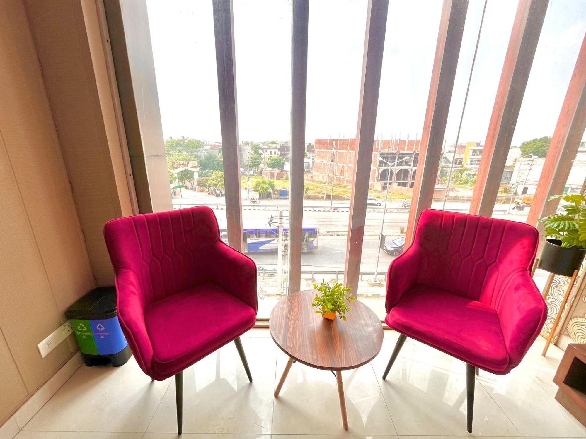 Hotel The Pearl Grand - Top Rated ! Most Awarded ! Parking ! Lift ! Luxury Rooms ! Best Selling Zirakpur Exterior foto